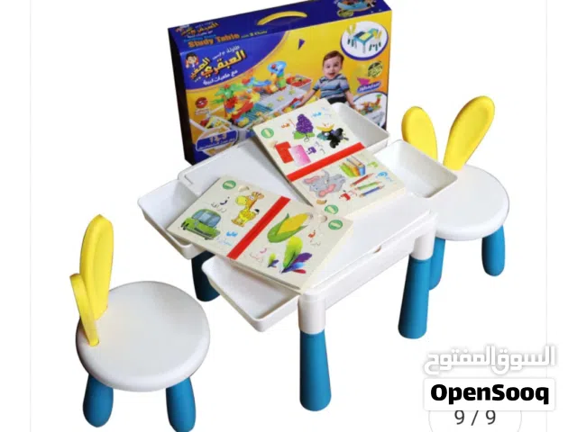 طاولة الطفل العبقري مع المكعبات
