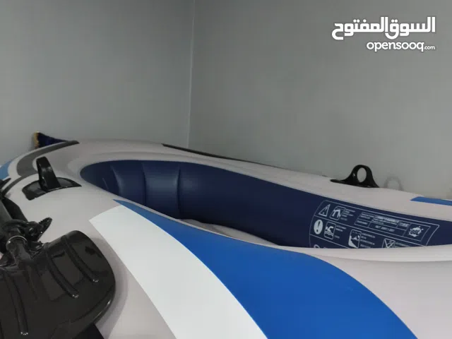 قارب ينفخ boat