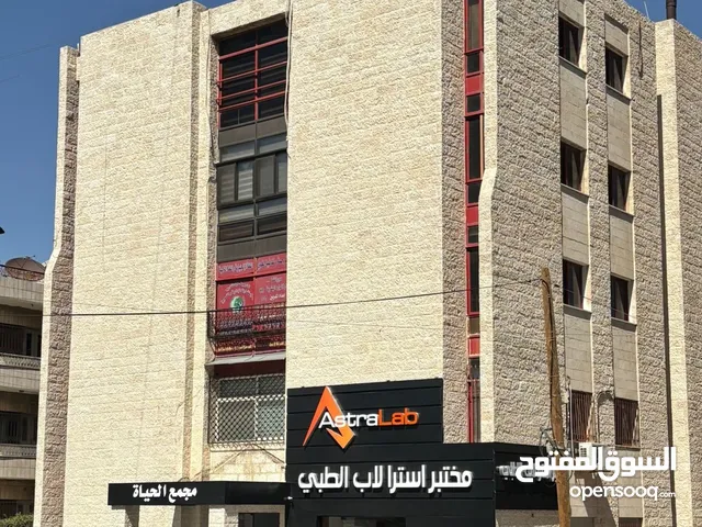 مكتب تجاري إستثماري يصلح لأغلب الأنشطة في أكثر عمارة حيوية ومشهوره في جبل الحسين ودوار الداخل