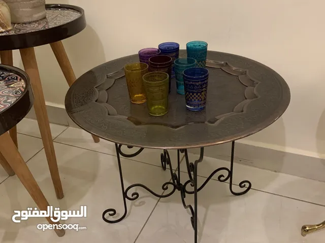 طاولة مغربية مع كؤوس ملونة