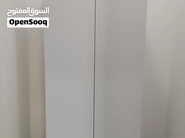 خزانة ملابس فاخرة ببابين + طاولة جانبية للسرير  صناعة يدوية بمواد تركية  شبه جديدة للبيع ست أنيق و