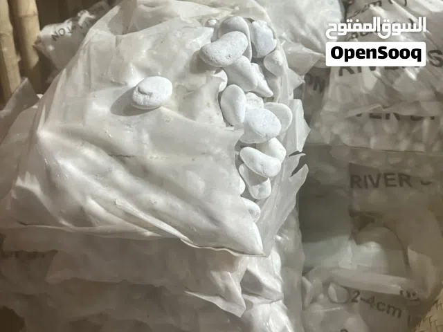 سلام عليكم حجر طبيعي مستخرج من قاع البحر ومرتب لزينه يوجد نوعين من الحجر