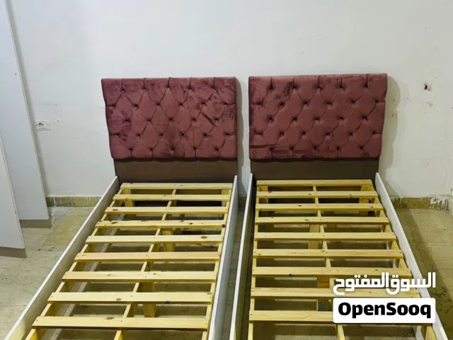 سرير بالسدة اللوح بحالة ممتازة للبيع