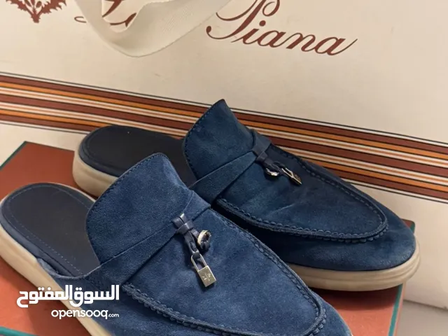 حذاء لوروبيانا لونه كحلي
