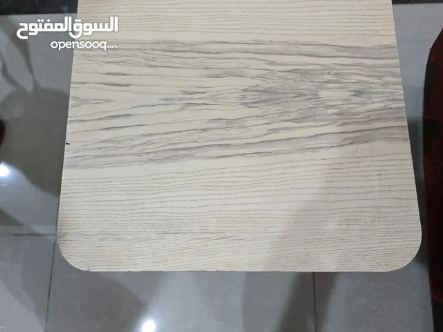 كنبة مريحة مع طاولة كبيرة اصلية و طاولة صغيرة من ماركة اصلية خزانة احزية