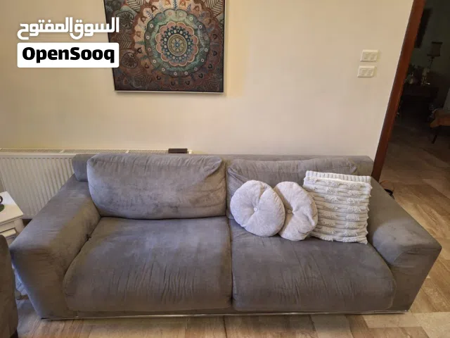 طقم كنب تركي مستعمل يتكون من قطعتين مفرد وكنبايتين مقعدين