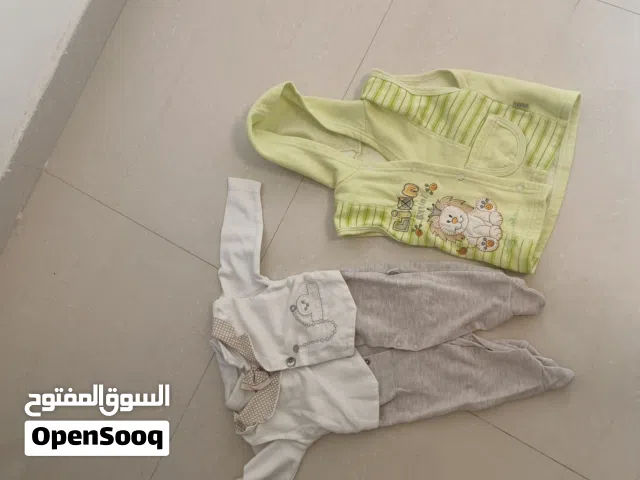ملابس بيبي بحالة ممتازة من عمر اليوم لغاية 6 اشهر
