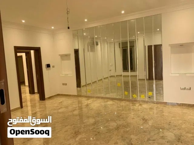 فيلا جديدة فاخرة للايجار جاهزة للسكن في فنيسيا خلف جيان ماركت كل غرفه بحمامها الخاص