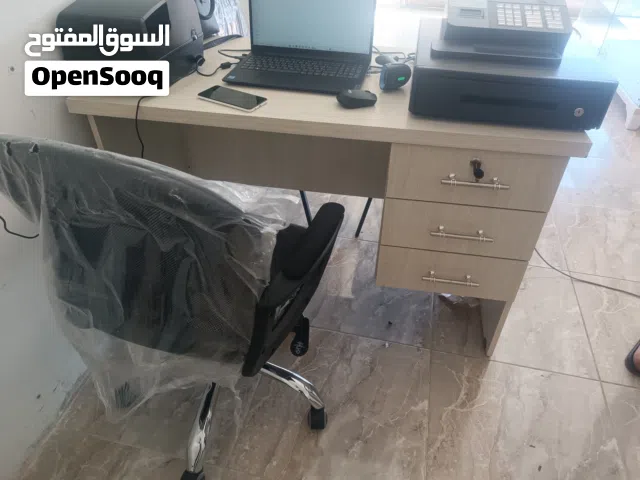مكتب مع كرسي