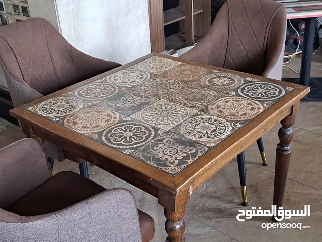 طاولات وكراسي بأشكال والوان مختلفة تصلح لمطعم او كوفي شوب مستعمل للبيع.