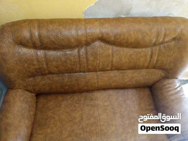 Trois canapés au design classique et aux détails décoratifs en cuir véritable