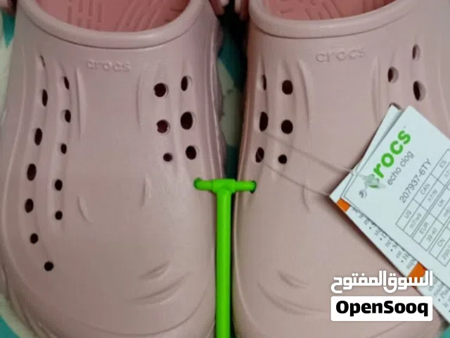 الصندل الموضح في الصورة هو كروكس إيكو كلوج باللون الوردي الطيني (Pink Clay). يتميز هذا الصندل بتصميم