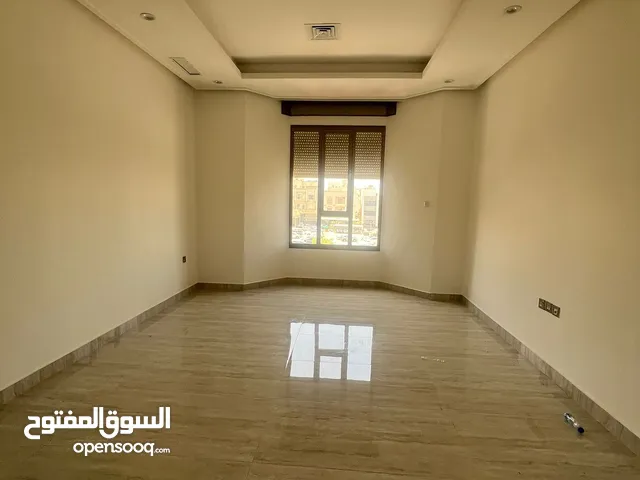 للإيجار شقة في ابوفطيره قطعةشقة فيها 3 غرف وحده ماستر وغرفة خادمة او مخزن شبيابيك شترات موقفين
