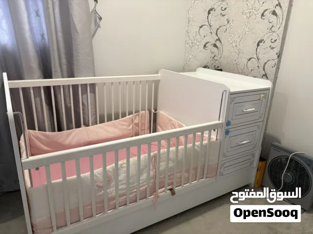 تخت أطفال من صفر ل عمر 5 سنوات  يمكن توسعته extendable من صفاة الغانم مستعمل بحالة ممتازة