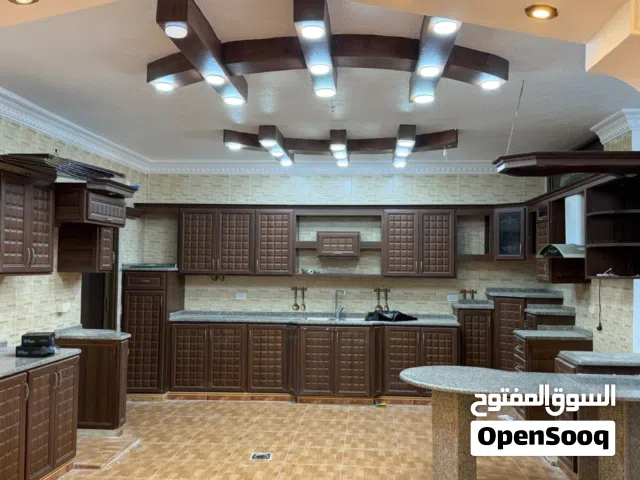 مطبخ المنيوم فخم حشوة خشب وكالة مع الجرانيت كامل مكمل زي ما هو