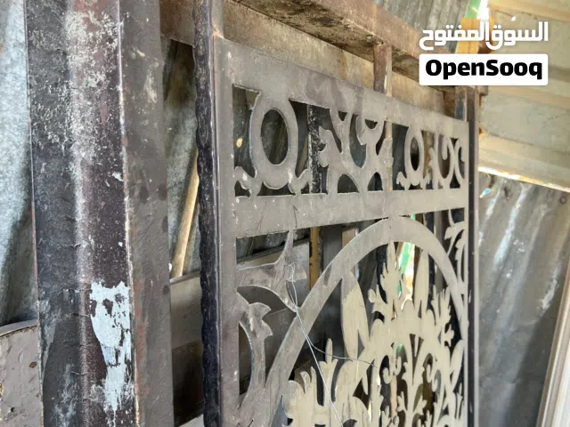 شباك حديد  الارتفاع متره ونص والعرض متره ونص