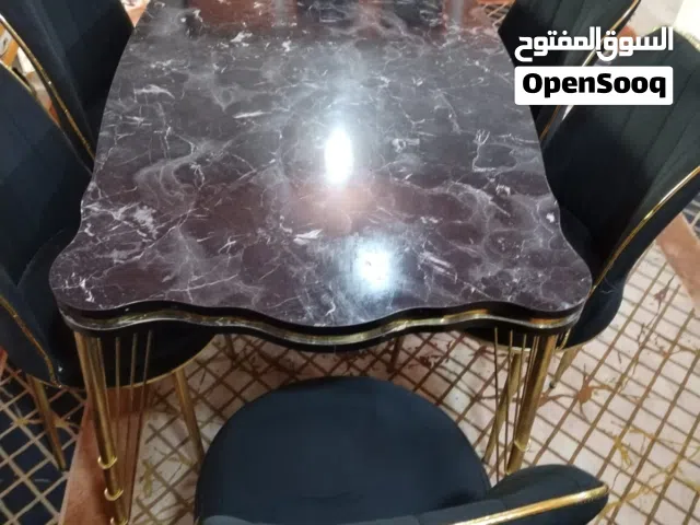 ميز طعام استعمال قليل مع 6 كراسي