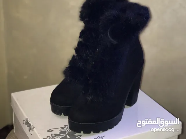 Black With Heels in Zarqa