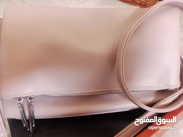 شنطة يد نسائية خفيفه و جميلة لعدة استعمالات من اجود و افضل الماركات العالميه الأصلية