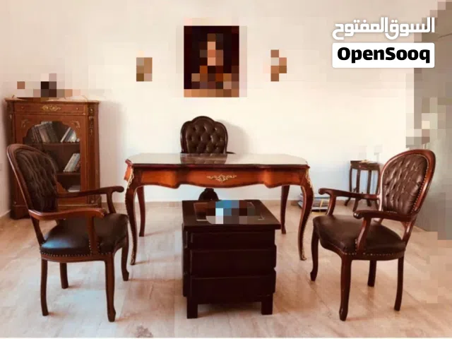 مكتب  مدير حفر خشب  و. نحاس  مع  كراسي  خشب  وجلد