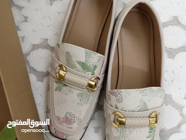 جوتي جديد بطبعة ورد للبيع