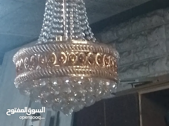 ثريات عدد 4 الاضافه الى بحره عظم عدد 2 في حاله جيده جدا