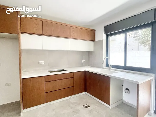 شقة للبيع في عين منجد جديدة مع مطبخ