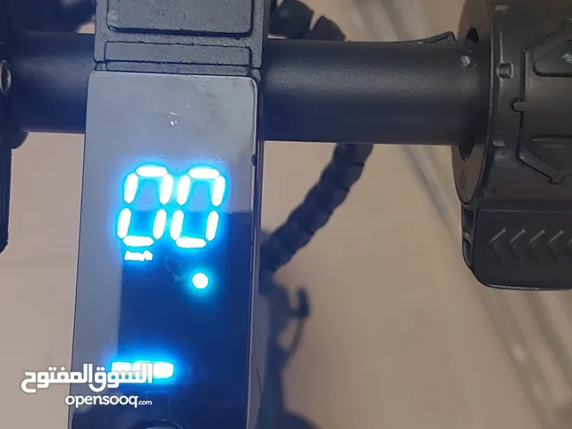 سكوتر نضيف بس رفرف مكسور وبطاريه كويسه
