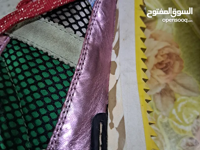 أحذية متنوعة براندات عالمية دولشي اند جابانا البوت السفر الملون وزارات وبيرشكا واخرى في كتير وسكتشر