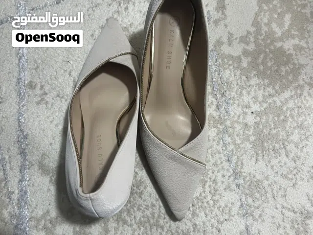 حذاء كعب اوف وايت