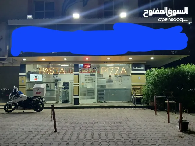 للبيع مطعم مختص بل بيتزا و الباستا على راس عمله موجود عاملين على راس العمل