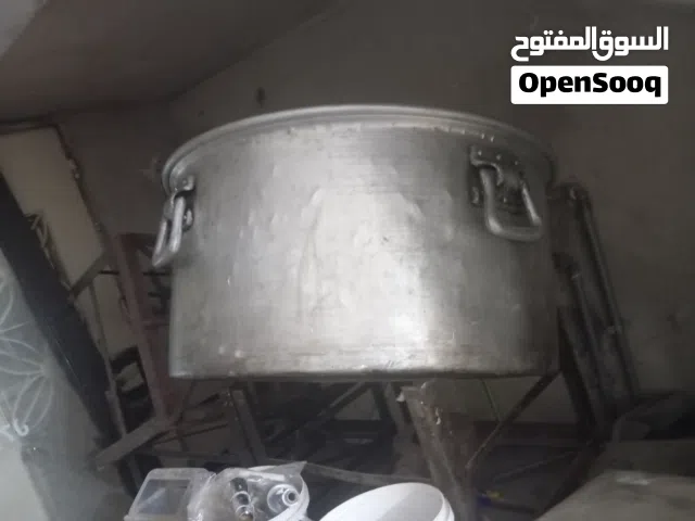 قدور عدد اثنين كبار وواحد صغير +مغارف +غازات طباخ عدد 6 +طاوله ستانلس وسط