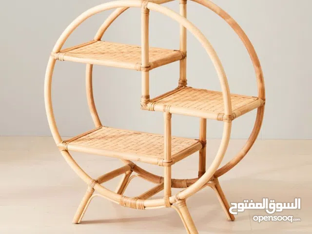 هذا الرف الجداري يجمع بين البساطة الريفية والتصميم العصري، وهو قطعة مثالية لإضافة لمسة طبيعية ودافئة