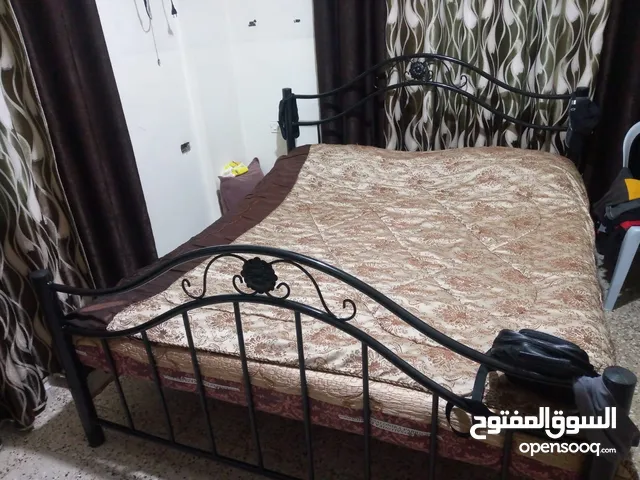 تخت اسود للبيع في جبل الاشرفية