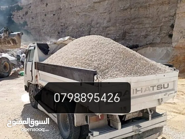 قلاب لنقل وتأمين جميع انواع المواد طوب رمل صويلح ناعمه عدسيه سمسيه كوارس بلاط كندرين يوجد تراب احمر