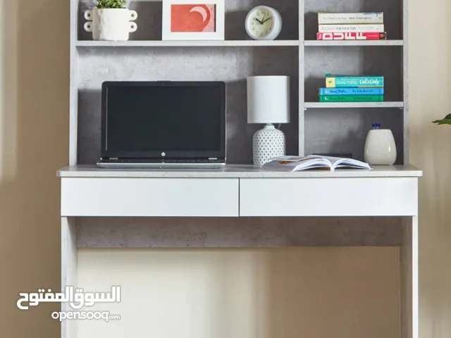 طاولة مكتب مع أدراج وأرفف ، متينة بحالة ممتازة بلون رصاصي . ب 15 دينار وقابل للتفاوض