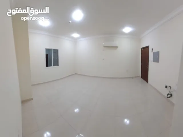 شقة للايجار فى الوكرة خلف ماكدونالز