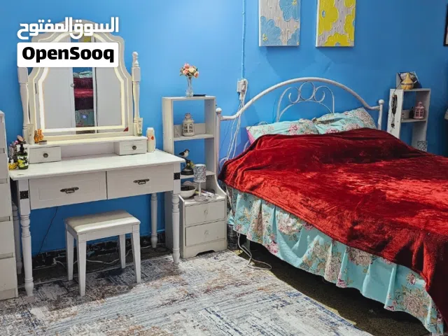 سرير حديد نفرين مع ميز تواليت