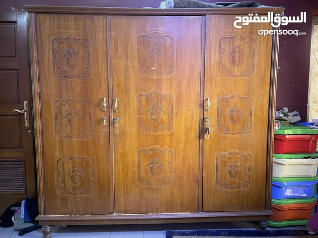تصفية اثاث منزل : كنتور صاج تفصال 3 باب ( بحالة جيدة )