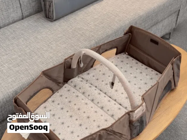 سرير أطفال متنقل على شكل حقيبة