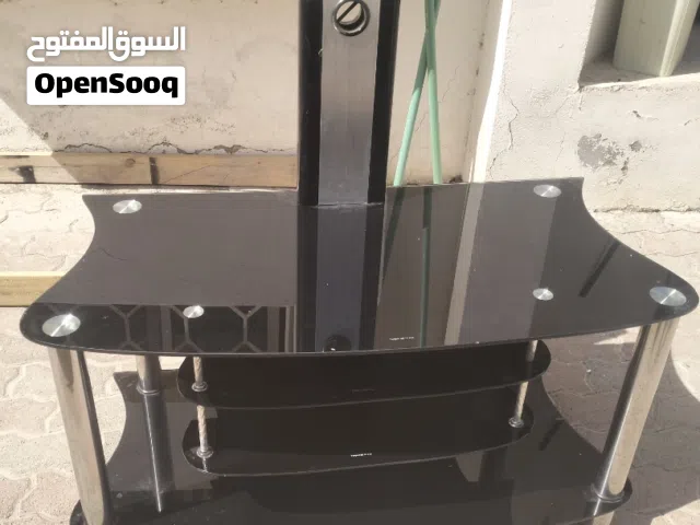 طاولة تلفزيون زجاجية (3 أدوار) بتصميم عصري وأنيق - بحالة ممتازة اقرا الوصف
