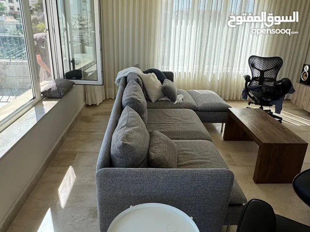 كنبة زاوية رمادية من إيكيا – خمسة مقاعد – بحالة ممتازة مع أربع وسائد