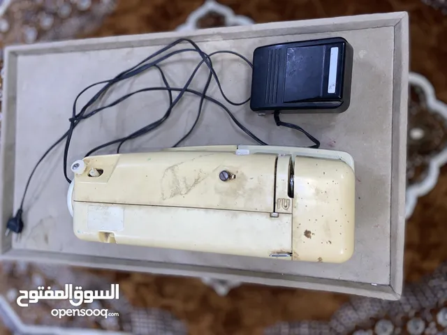 مكينه خياطه البيع بسعر مناسب مع ملحقاته