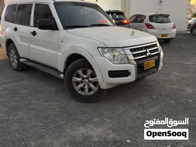 2014 ميتسوبيشي باجيرو GLS MID