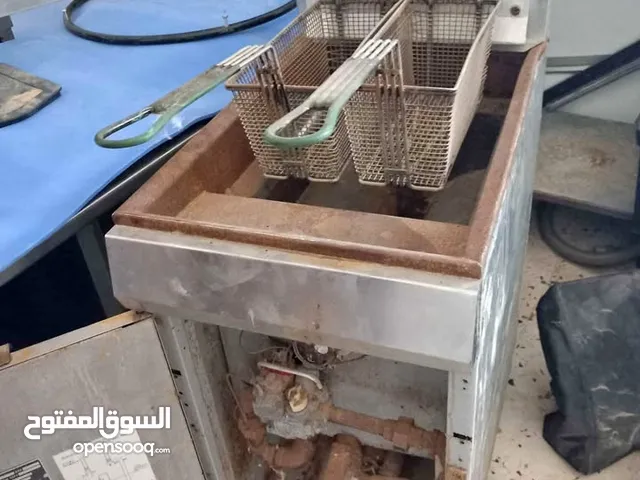 قلاية كبيرة/ فرنسية الصنع تشتغل بالغاز وليس بالكهرباء  تسخدم لقلي جميع المقليات بطاطا تشبس/دجاج/سمك)