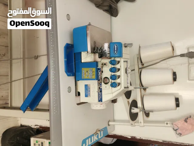 ماكينة خياطة أوفر لوك صناعية JUKU مع دينمو اقتصادي وطاولة – شبه جديدة