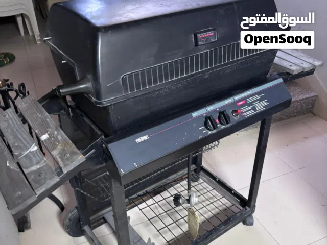 شواية غاز ماركة Thermos أصلية بحالة ممتازة للبيع لديها رفوف جانبيه وعجلات تصلح للحدائق