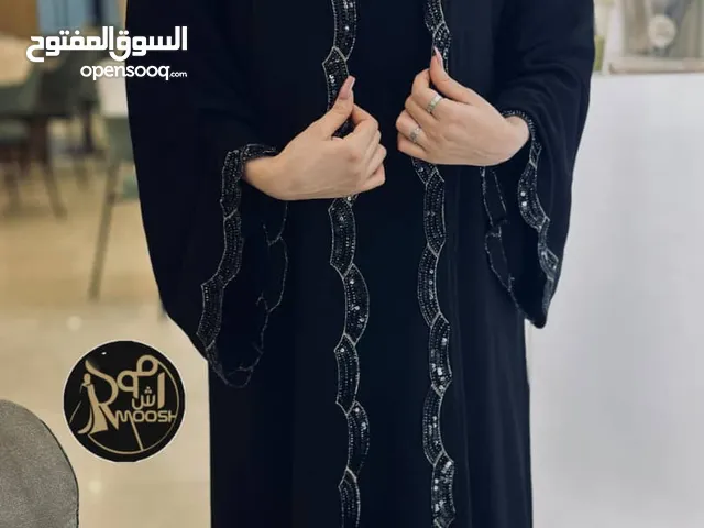 تألقي بجاذبية لا تُضاهى مع عبايه الجديدة من قماش "نصف القمر"! تصميم فاخر يجمع بين النعومة والتميّ