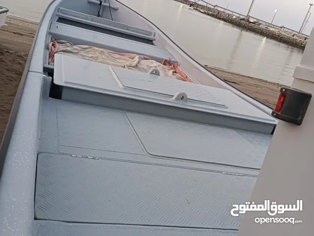 للبيع قارب 26 مع مكينه 200