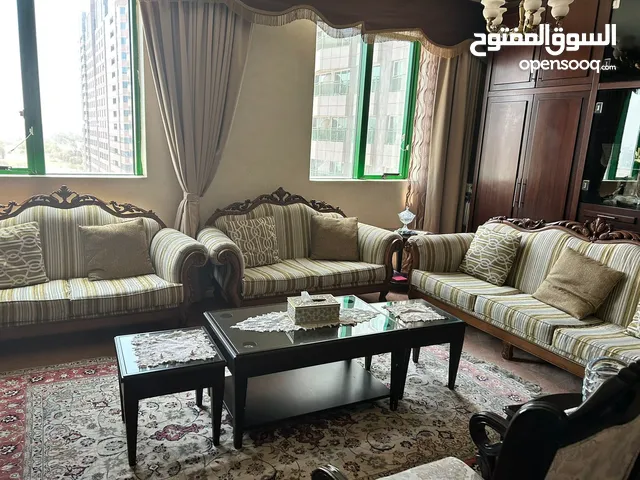 كنب + اربع طاولات صغيرة + طاولة وسط كبيرة